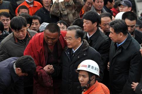 Premier Wen arrives in quake-hit Yushu