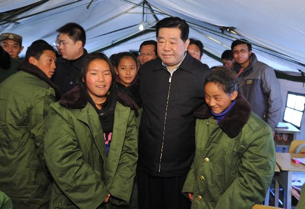 China's top political advisor visits quake survivors, rescuers