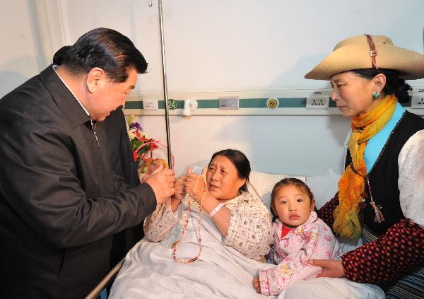 China's top political advisor visits quake survivors, rescuers