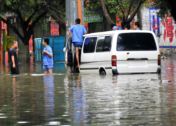 2 kids missing, 700 trapped in S China floods