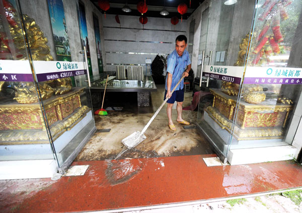 2 kids missing, 700 trapped in S China floods