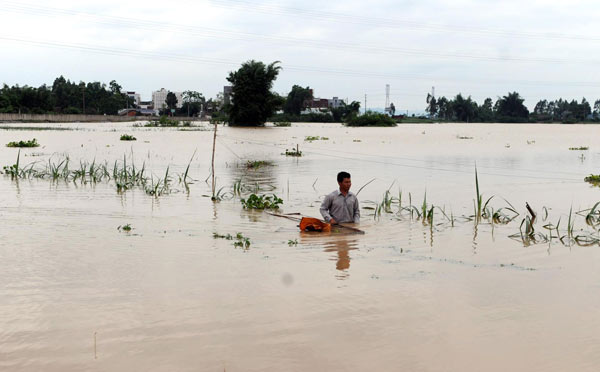 2 kids missing, 700 trapped in S China floods