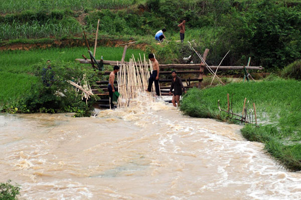 2 kids missing, 700 trapped in S China floods