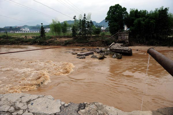 Torrential rains continue to pound S China regions