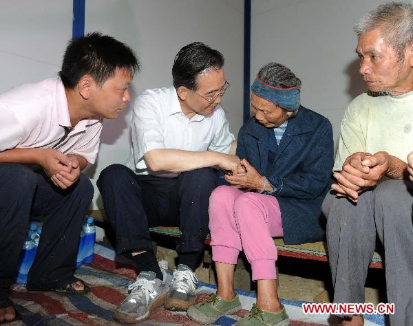 Premier Wen urged more efforts to fight floods