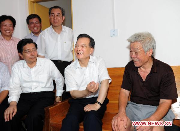 Premier Wen urged more efforts to fight floods