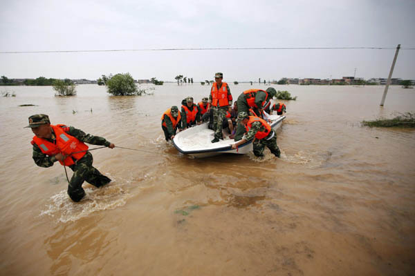 Flood-hit dyke in East China suffers new breach