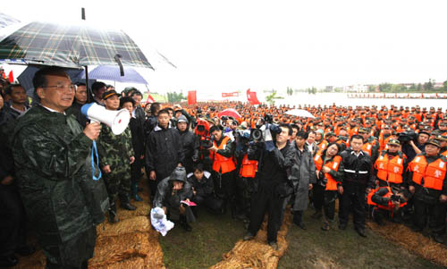 Chinese Premier visits flood-hit Jiangxi Province