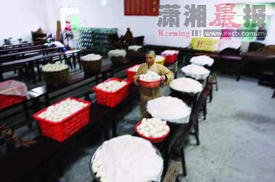 Monks make steam bread for flood victims