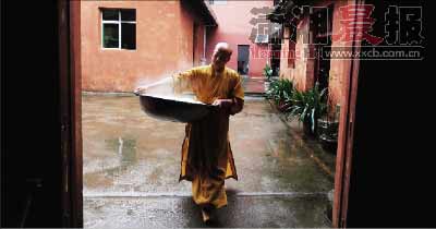 Monks make steam bread for flood victims