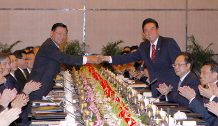 Mainland, Taiwan sign landmark economic pact