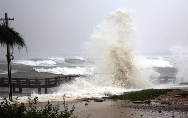 Typhoon Conson hits Hainan; 2 killed