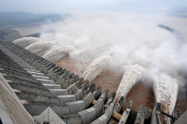 China's Three Gorges Dam withstands peak flood test