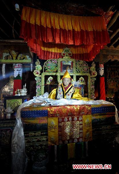 Sixth Living Buddha Dezhub enthroned in Tibet