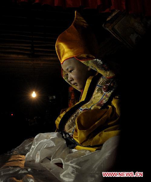 Sixth Living Buddha Dezhub enthroned in Tibet