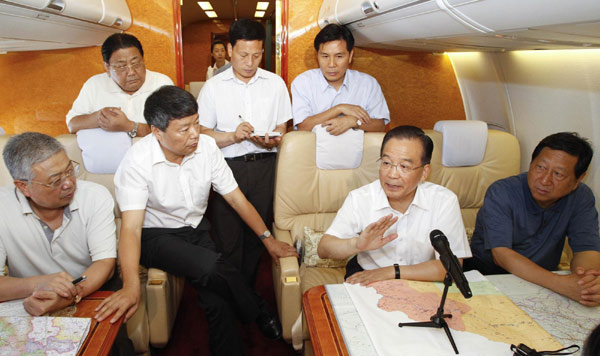 Premier Wen flies to landslide-hit area