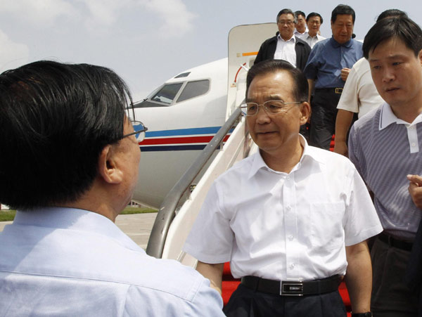 Premier Wen flies to landslide-hit area