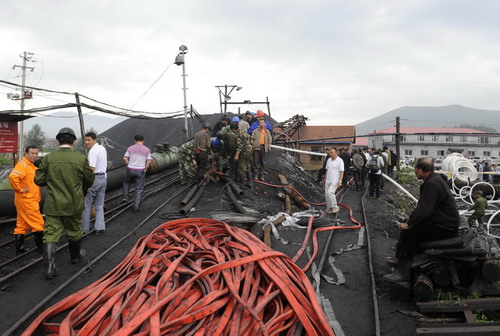 Resue work continued at a sudden coal mine flood in Jilin