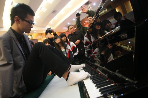 Chinese man with no arms plays piano with toes