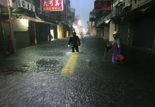Typhoon roars into Taiwan