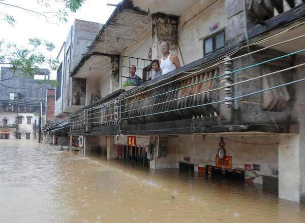 Typhoon Fanapi leaves 33 dead, 42 missing in south China