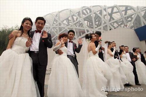 Chinese couples-to-be swarm for a perfect 10