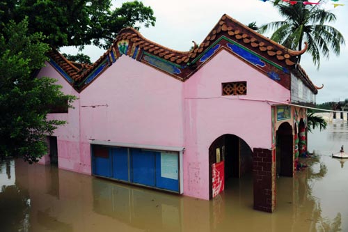 New storms hit flood-ravaged Hainan, 500 dams threatened