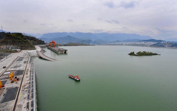 Three Gorges raises water to full capacity level