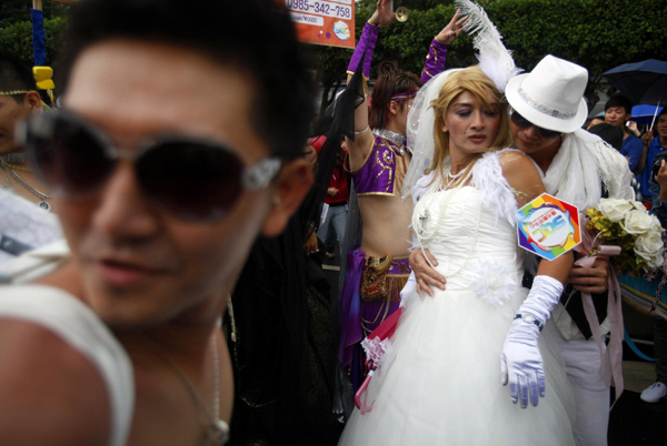 30,000 join Taiwan's gay pride parade