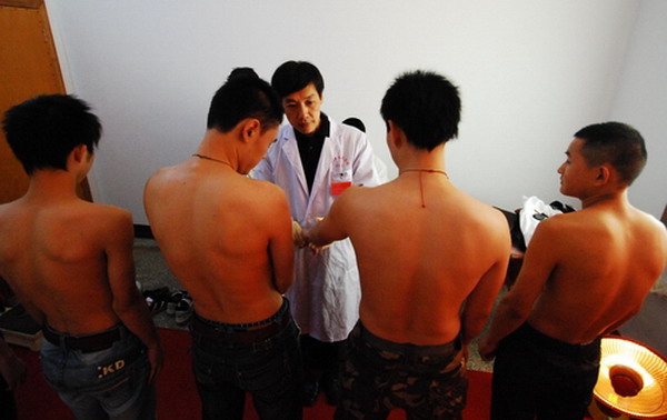 Military hopefuls go through physicals