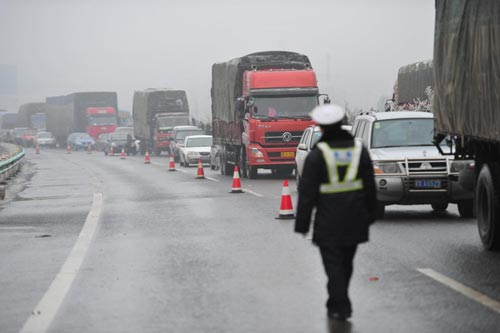Harsh weather clogs roads in South China