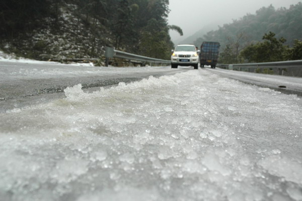 Snow, icy rain to continue in South China