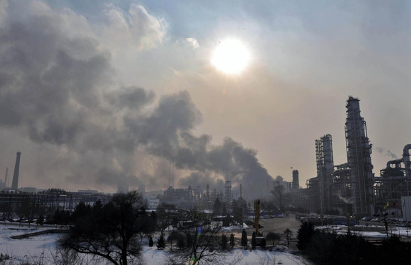 Blast hits NE China refinery, over 30 injured