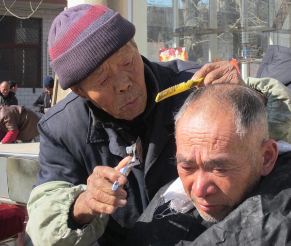 Oldest barber lives on razor's edge