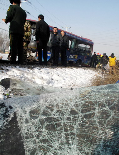 3 killed, 85 hurt in Urumqi when train hits bus