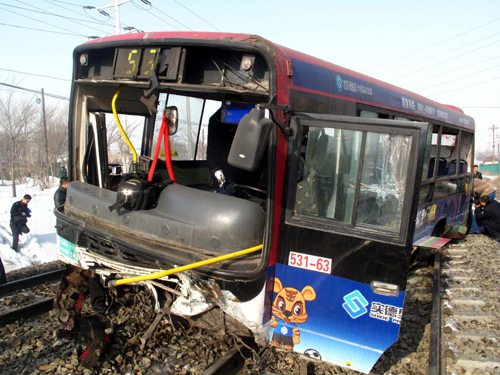 3 killed, 85 hurt in Urumqi when train hits bus