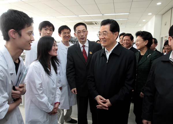 Hu inspects Tsinghua ahead of anniversary eve