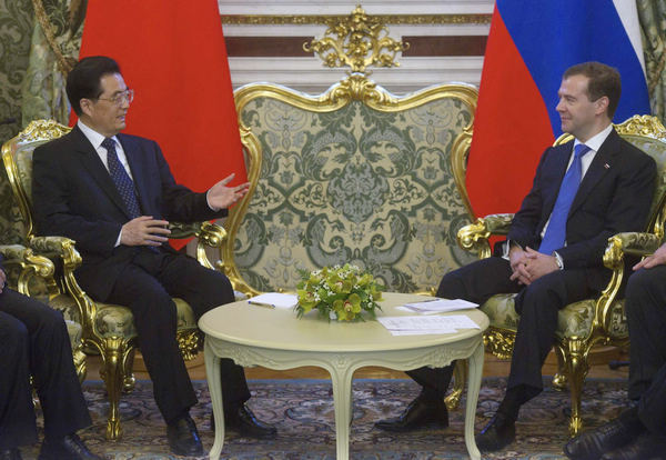 Hu, Medvedev meet for deepening strategic partnership