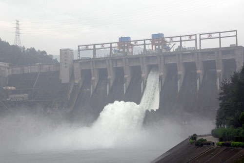 Reservoir, full to brim, lets flood water go