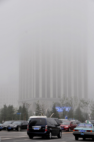 Heavy fog strands over 8,000 at airport in Dalian
