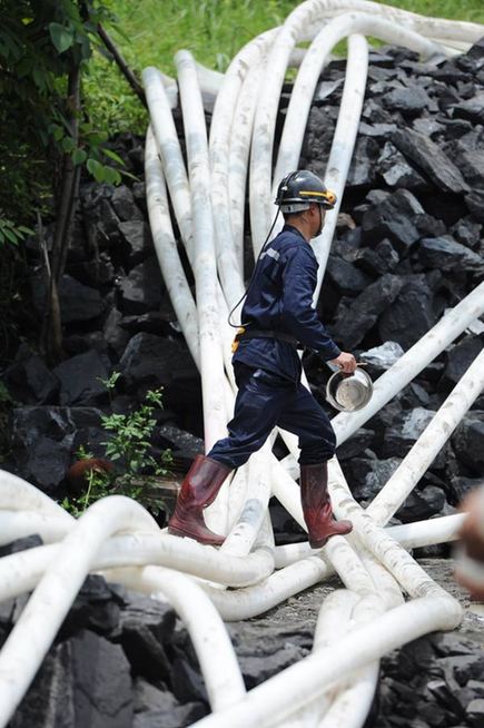 Flood continues at SW China colliery; 23 trapped