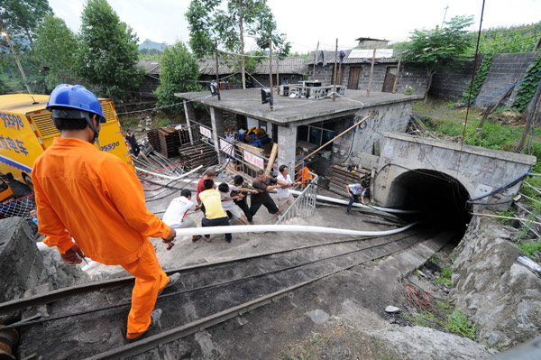 Rescuers race against time at flooded mine