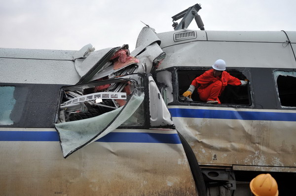 23 trains suspended in E China after train crash
