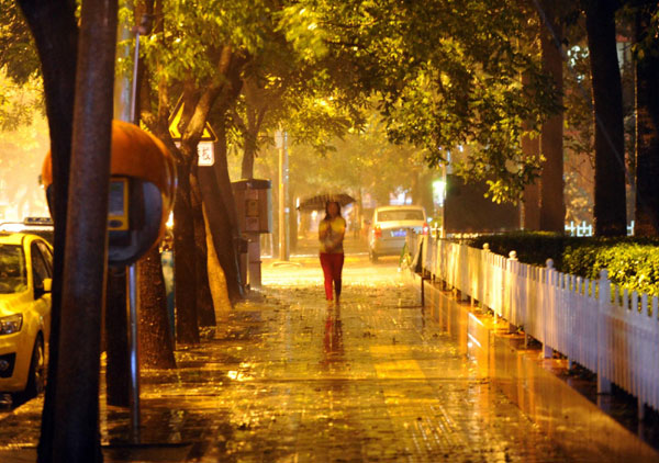 Sudden downpour in Beijing disrupts traffic