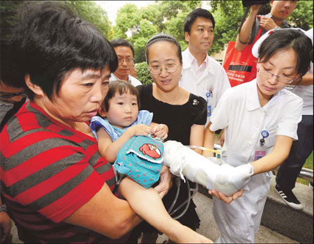 Young crash survivor transferred to Shanghai