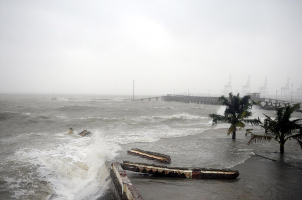Strong tropical storm lands in south China