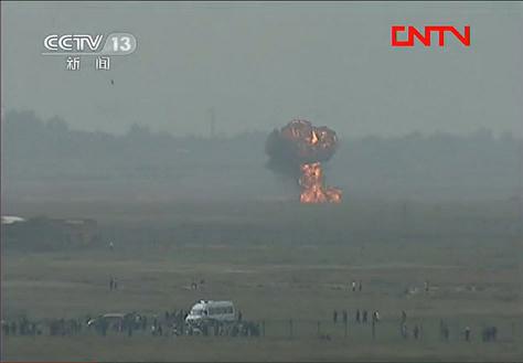 Jet crashes at air show, one pilot dead