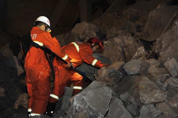 4 dead, 3 remain buried in SW China landslide