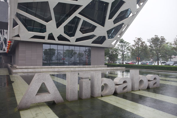 Yahoo mulls selling most of Alibaba stake