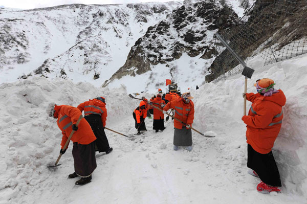 Blizzard-hit Tibetan region braces for more snow